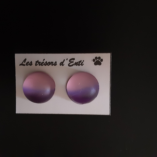 Boucle d&#039;oreille clou rose et violette effet opale