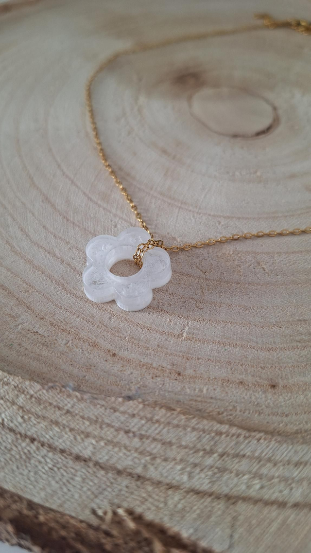 Collier doré fleur transparente effet blanc