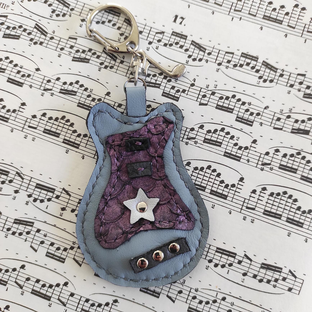 Porte clés guitare en cuir 