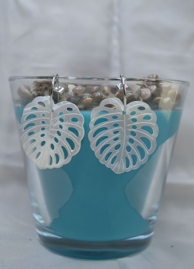 Boucles d'oreilles - créoles acier inoxydable 2 cm - feuille "APE" nacre blanche 4 cm