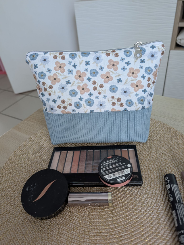 Trousse matelassée fleuri/ bleu clair