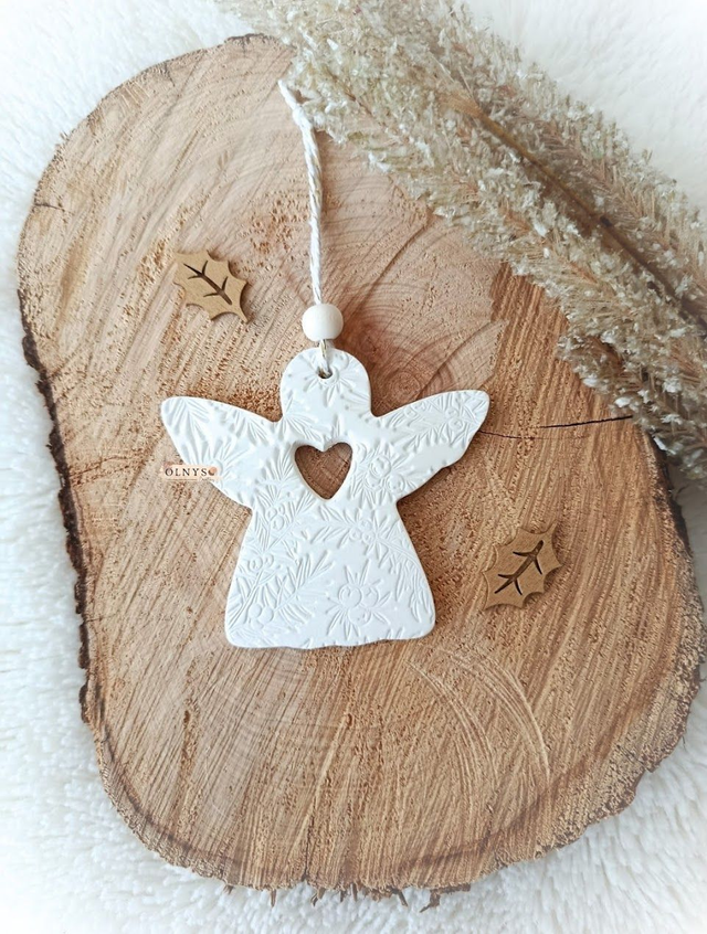 Décoration en argile /  Ornement de Noël ~ Ange (relief houx) 