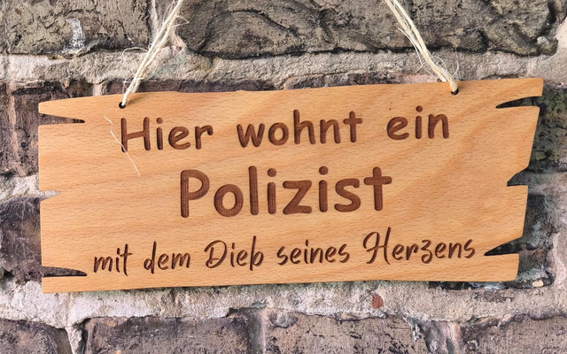 Holzschild „Hier wohnt ein Polizist mit dem Dieb seines Herzens“ – Geschenk für Polizisten – humorvolle Wanddeko