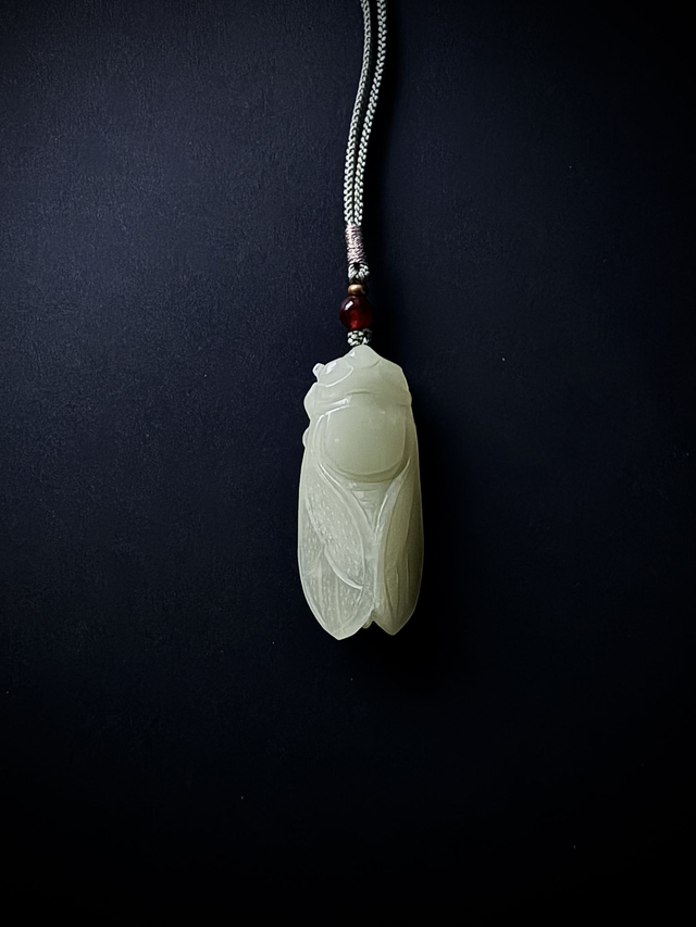 Collier en jade Hetian vert sculpté en cigale