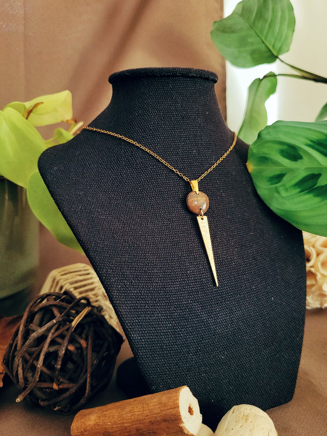 Collier en argile polymère résinée – Marron & or, feuille en laiton