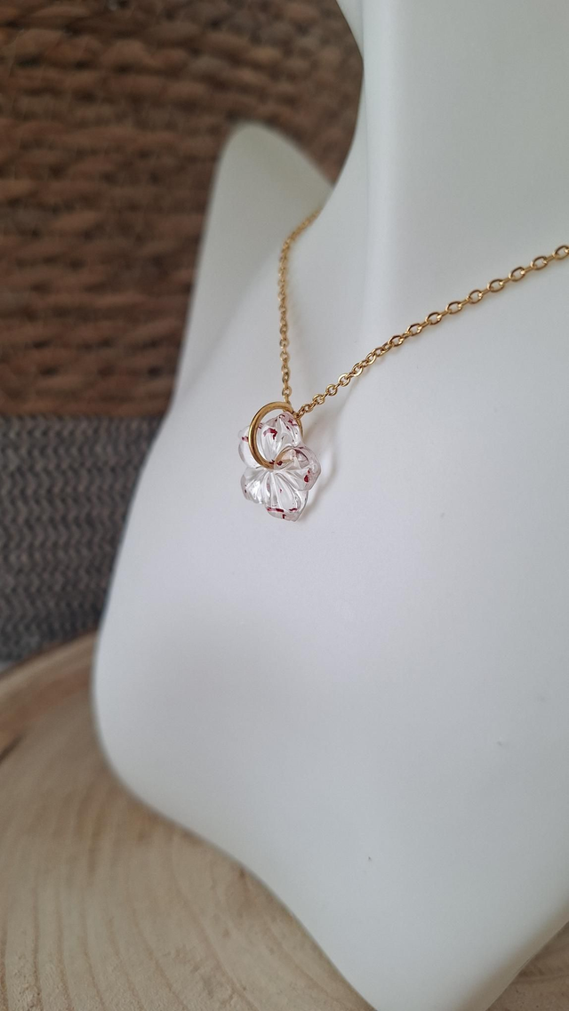 Collier doré fleur hibiscus feuilles rouges 