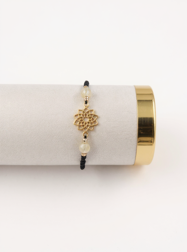 Bracelet rosace dorée en micro-macramé