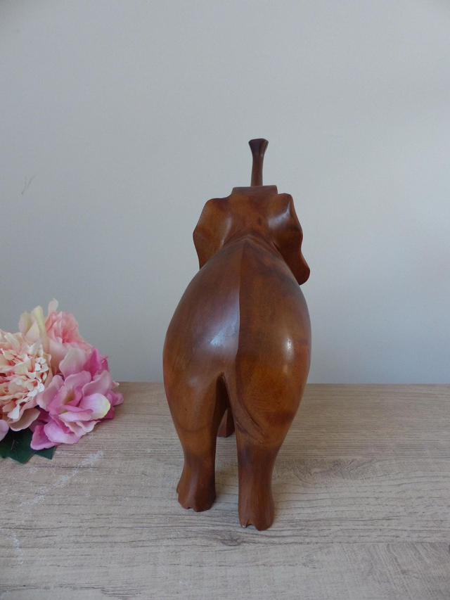 Sculpture artisanale d’éléphant en bois massif – Élégante décoration boho, pièce unique sculptée à la main, symbole de force et de chance