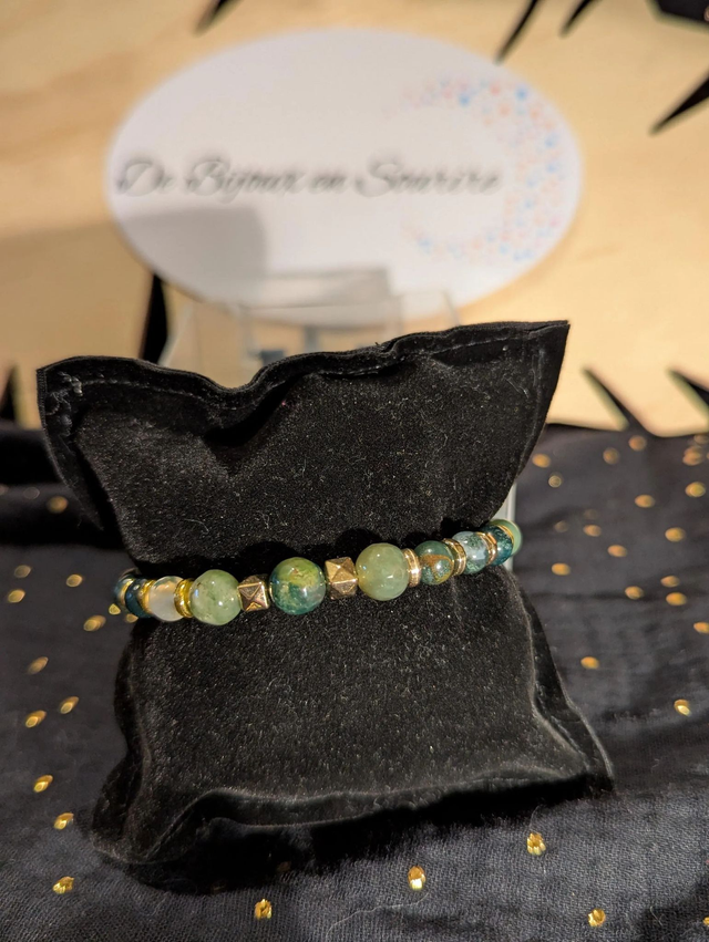 Bracelet en perles d'agate mousse et indienne, avec des perles d'espacement de couleur or, le fermoir et la chaine fermoir sont en argent. 