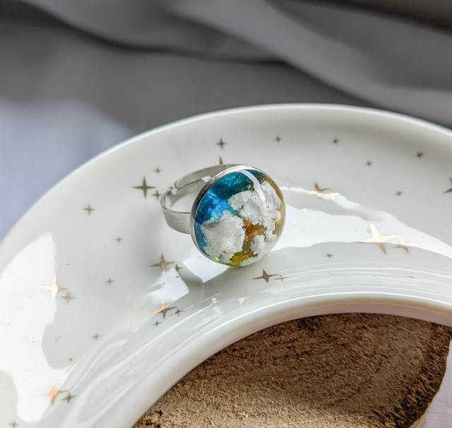 Anillo de resina de cielo arcoíris