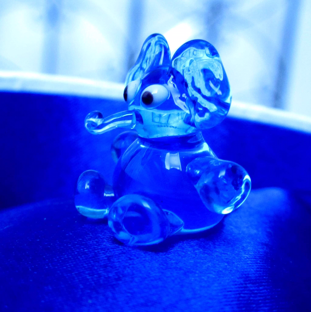 Üveg ülő elefánt