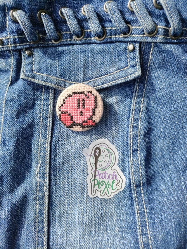 Kirby Badge ou porte clé brodé à la main pixel art fond blanc