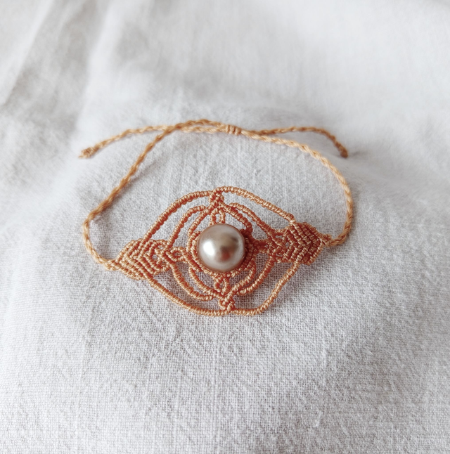 Bracelet en macramé avec fausse perle