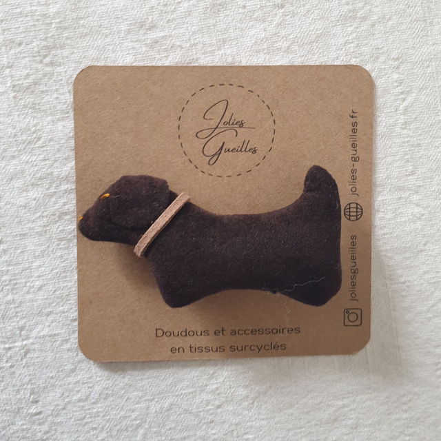 La broche teckel marron
