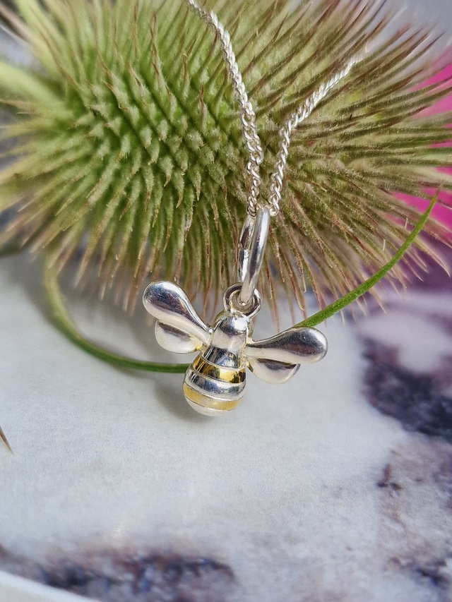 Solid 925 Silver Bee with Gold plated highlights pendant approx size 15x10mm with an 18&quot; Trace chain necklace