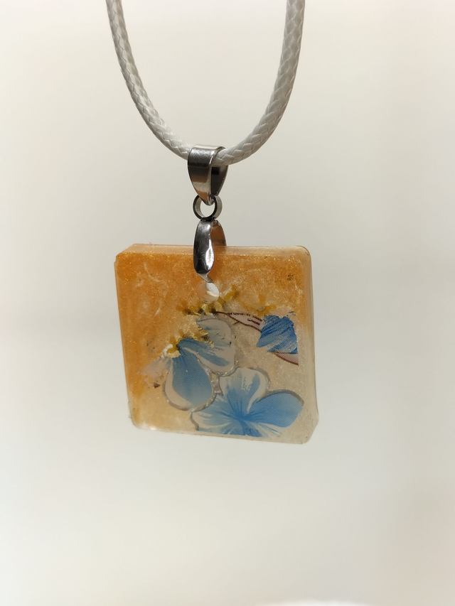 Pendentif carré or et fleurs bleues