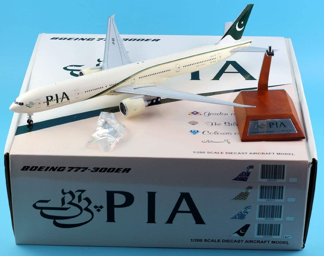 PIA Pakistan International Airlines B777-300ER (AP-BID), 1:200 