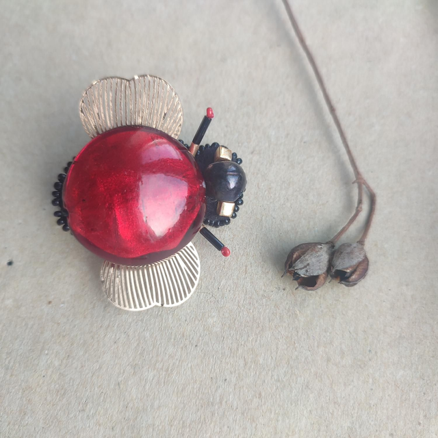 &quot;Bourdon&quot; broche en verre rouge tissée main, pièce unique 