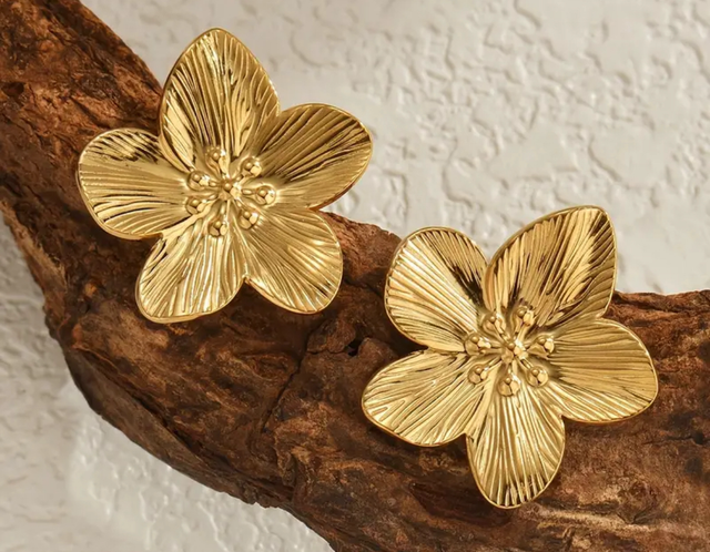 Boucle d’oreille fleur dorée 