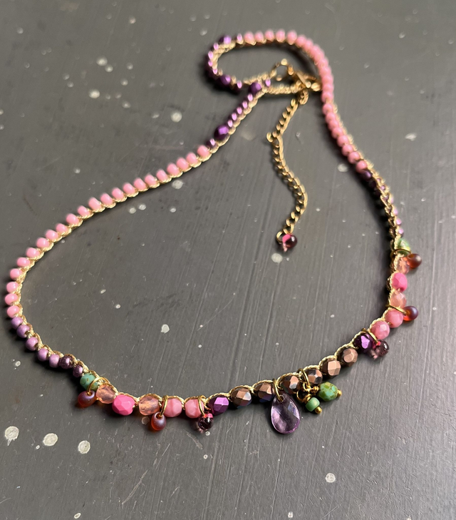 Collier en crochet rose à breloques multicolores
