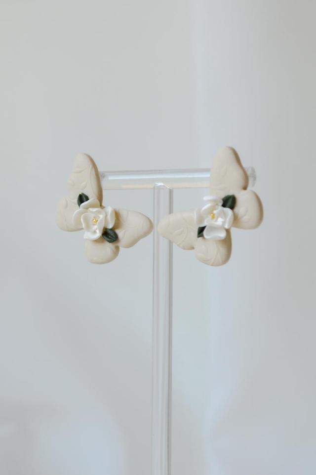 Bella Rose Kolekcija - Bež metulj s belo rožo na sredini