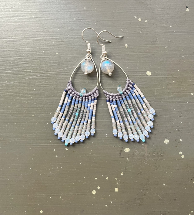 Longues boucles d&#039;oreille à franges et labradorites