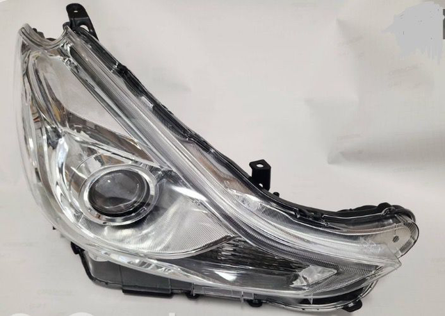 Phare avant Toyota Prius+