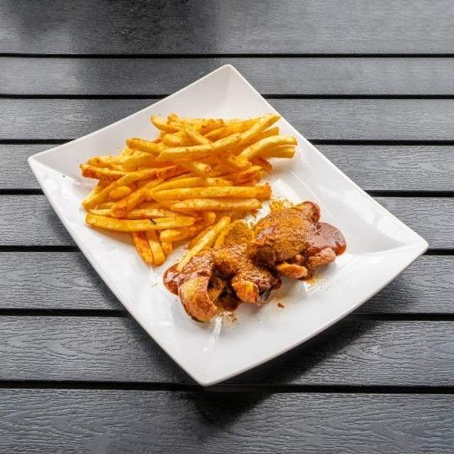 Currywurst Supreme mit Raketensoße & Beilage