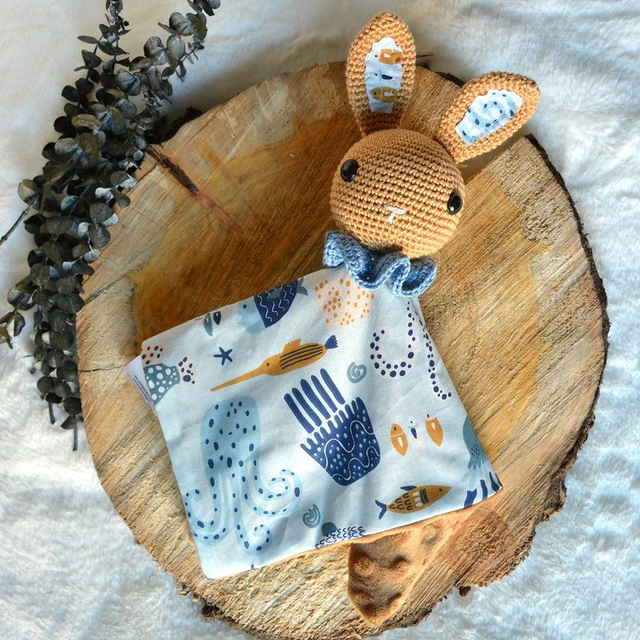 Doudou lapin moutarde motif animaux marins