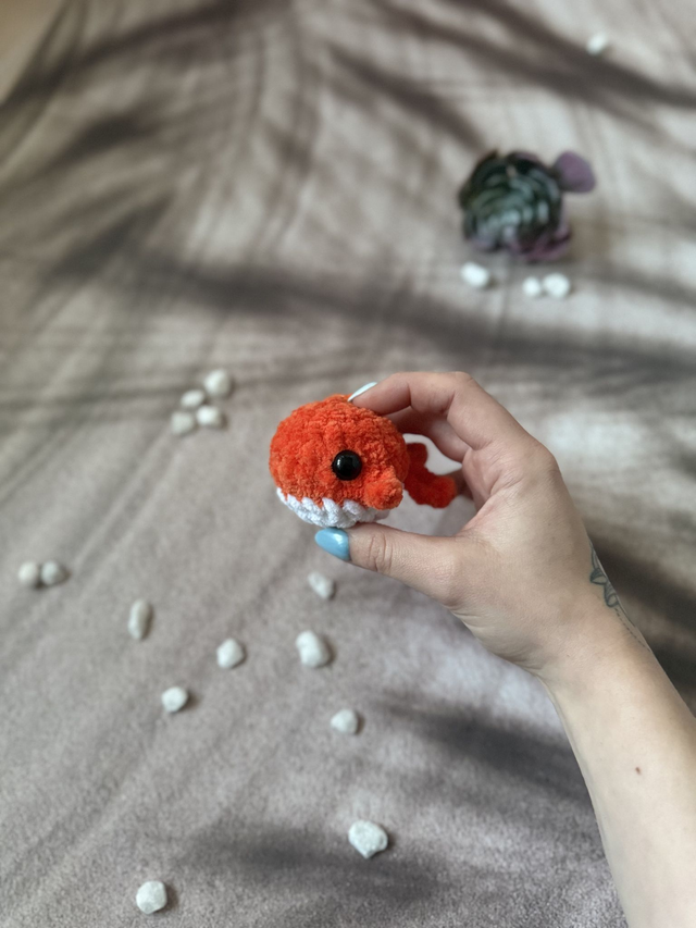 Porte-clés baleine orange foncé 