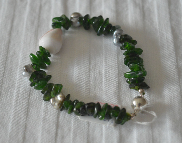 Bracelet petit pierres vertes - 4 keshis - un coquillage blanc - fermoir aimanté - longueur 19,5 cm