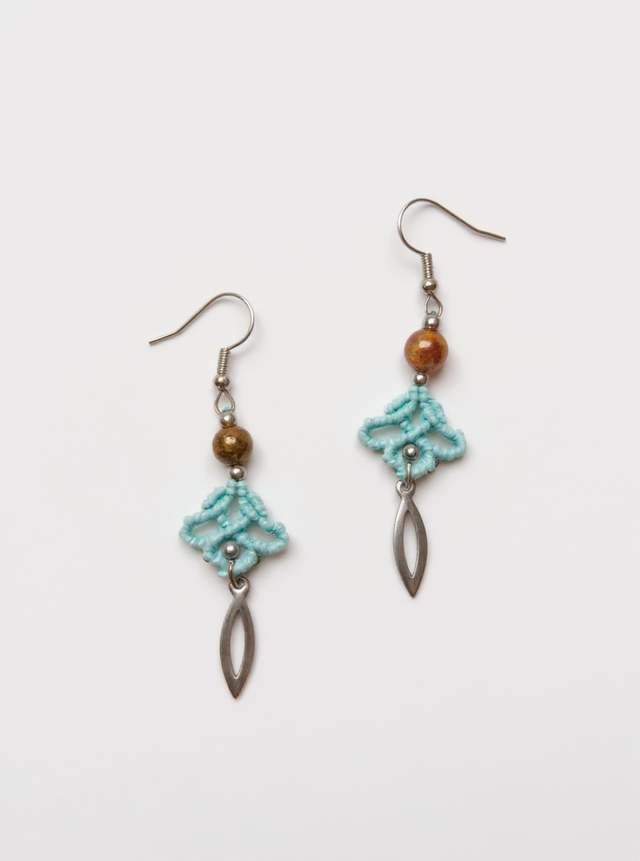 Boucles d’oreille feuille en micro-macramé