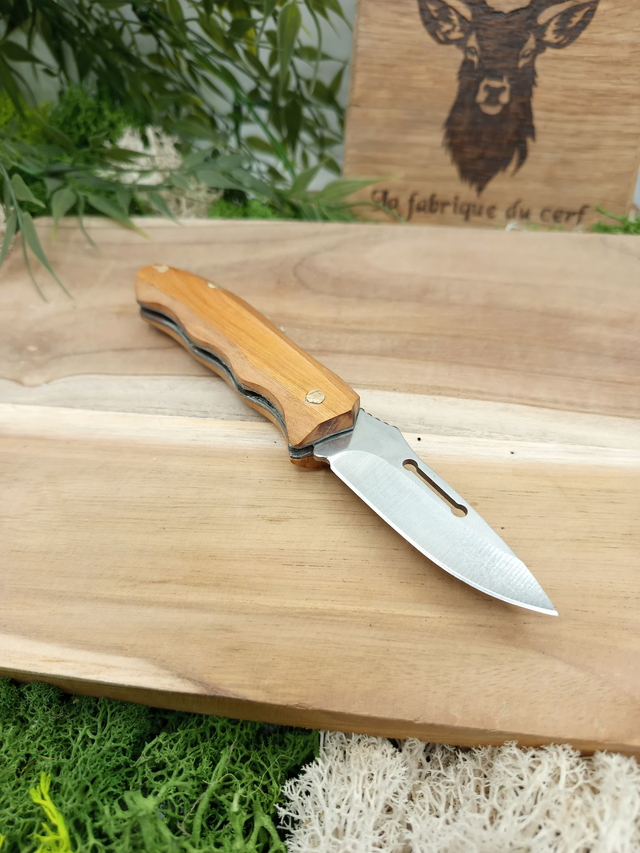 Couteau pliant artisanal – Z40C13 & manche en merisier fait main | La Fabrique du Cerf