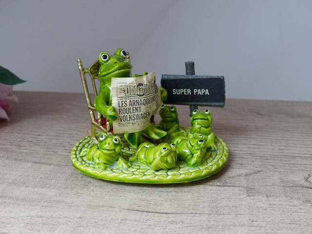 Figurine grenouille super papa en famille avec bébes, Grenouille avec journal, Papa d'enfants famille nombreuse, Cadeau Fête des Pères, Papa