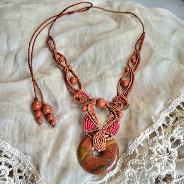Kit Collier Lyra donut Jaspe Breschia (micro-macramé fils marron et rouges, perles jaspe rouge)