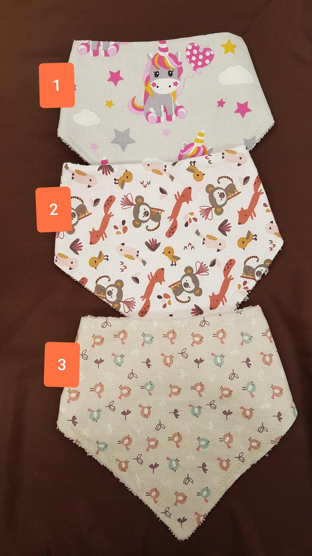 Bavoir bandana fille - modèles au choix