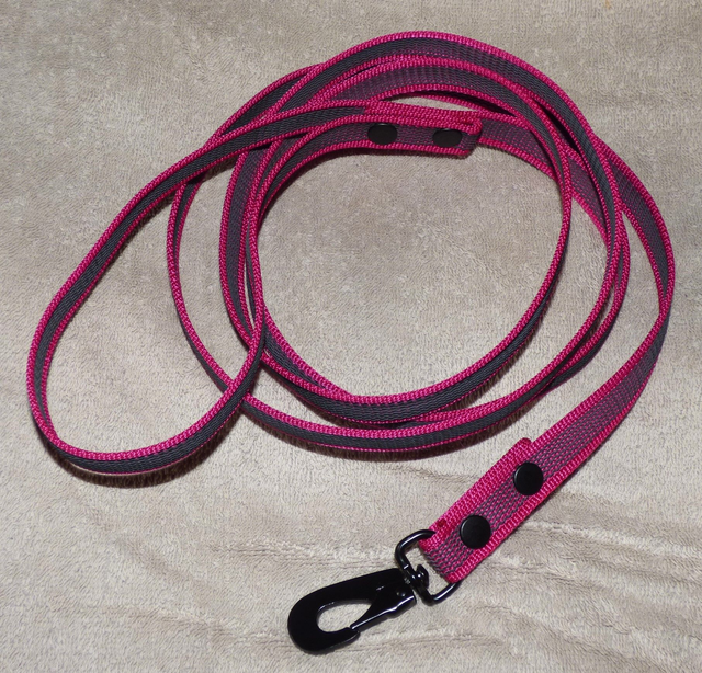 Antiglidkoppel 20mm x 200cm cerise, med svart karbinhake