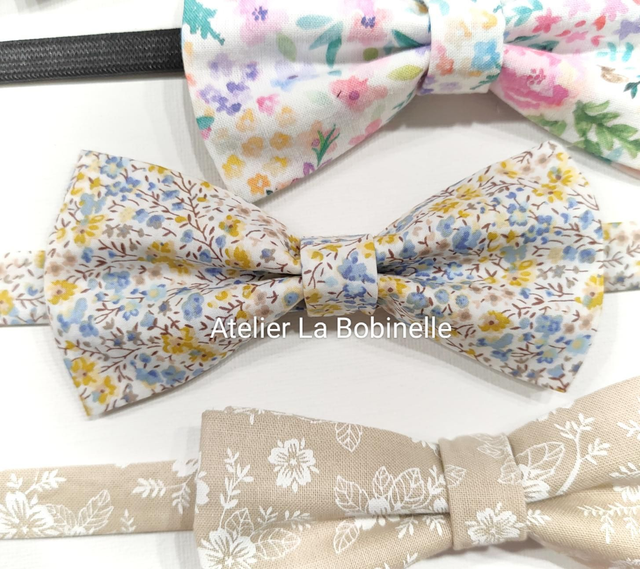 Noeud papillon beige à fleurs jaunes et bleues 