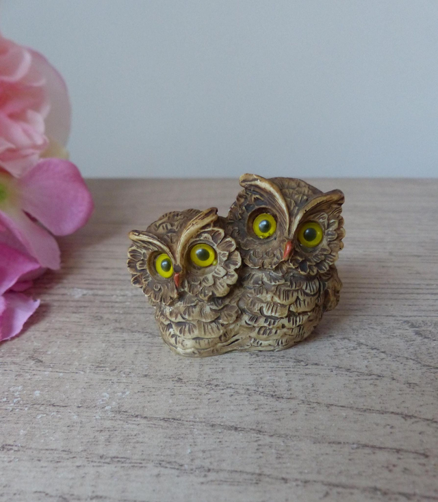 Figurine miniature vintage hibou maman et bébé aux yeux jaunes en résine marron, couple hiboux peints main italie, cadeau famille collection