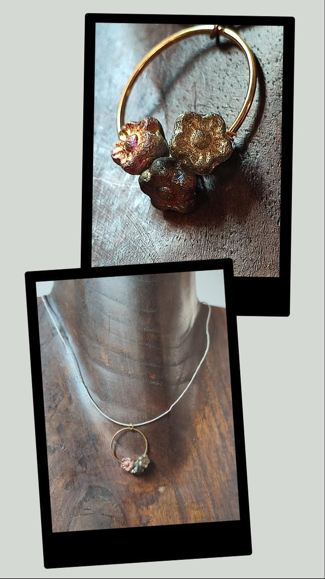 Collier fleurs en verre mordorées , monté sur fil de lin avec chaîne d&#039;extension en acier inoxydable doré 