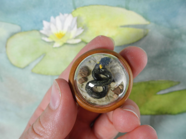 slithering through the sand - Among the lilypads - Miniature diorama Jewelry - Clear glass dome with delicate handmade grass snake on sandlace (1)