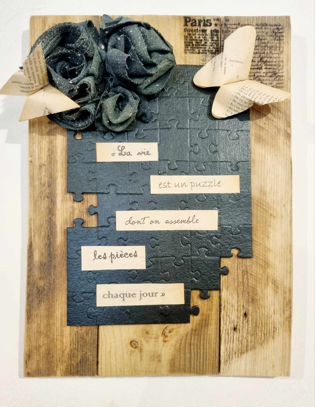 Tableau Upcycling – Papillons de Pages, Roses en Jean et Puzzle Inachevé sur Palette