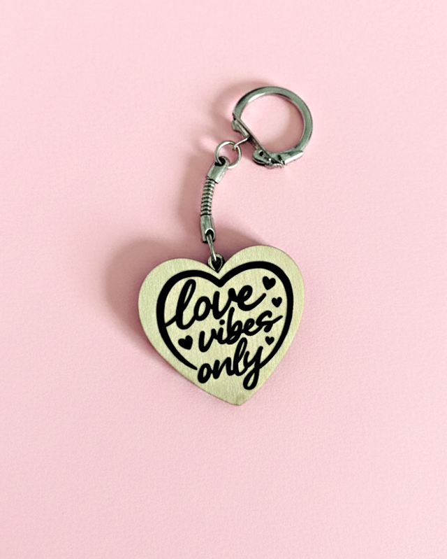 Porte clés coeur Love vibes only 