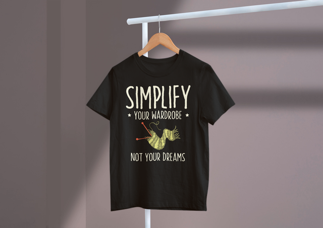 Simplify Your Wardrobe Not Your Dreams Minimalism Fashion. Vereinfachen Sie Ihre Garderobe, nicht Ihre Träume. Minimalismus-Mode