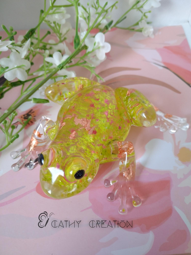 Grenouille avec inclusion de feuilles cuivrées et fond vert et rose