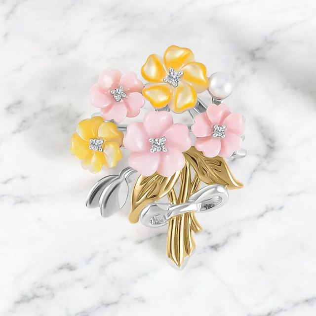 Beautiful Natural Mother Pearl &amp; Cambodian Zircons Pendant 