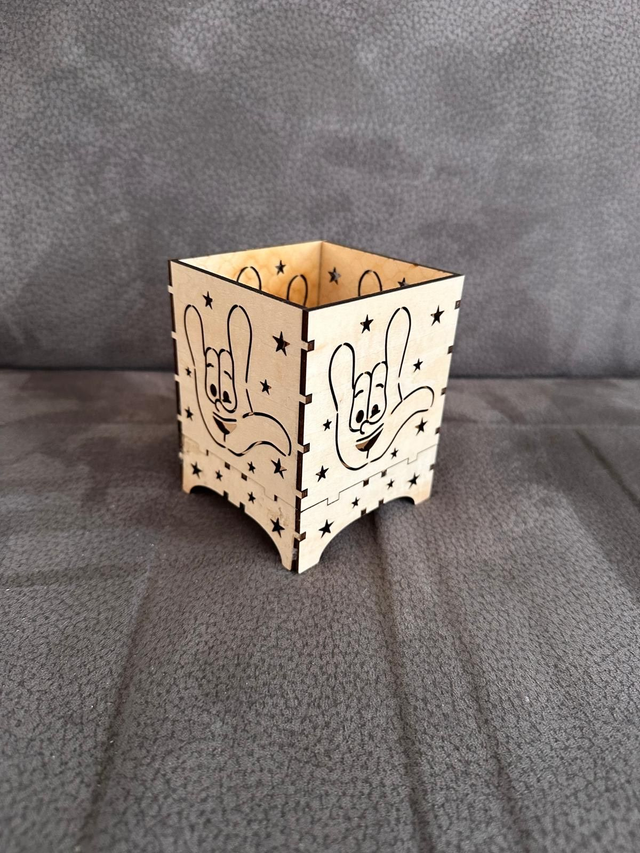 Teelichthalter "ILY" aus Holz