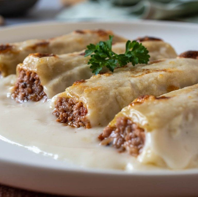 Canelones de carrilera ibérica y bechamel d le parmesano (office/bureau)
