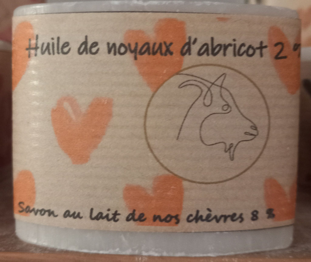 Savon au lait de nos chèvres 8% et huile de noyau d'abricot 2%