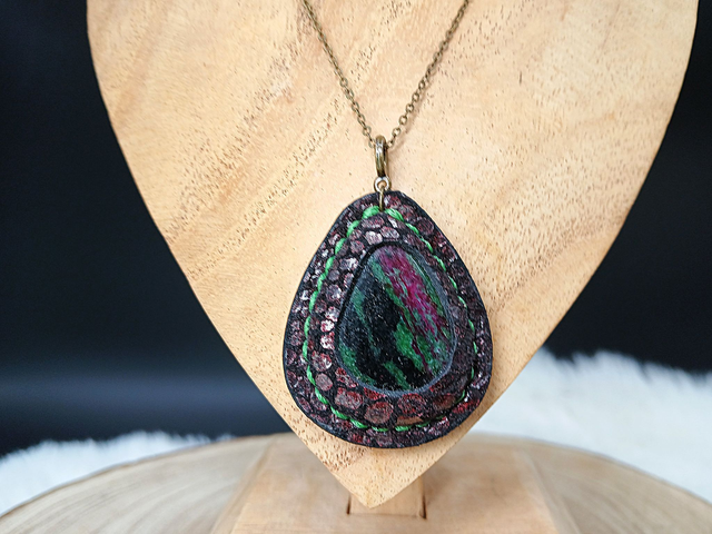 Éostre, pendentif en rubis zoïsite et cuir